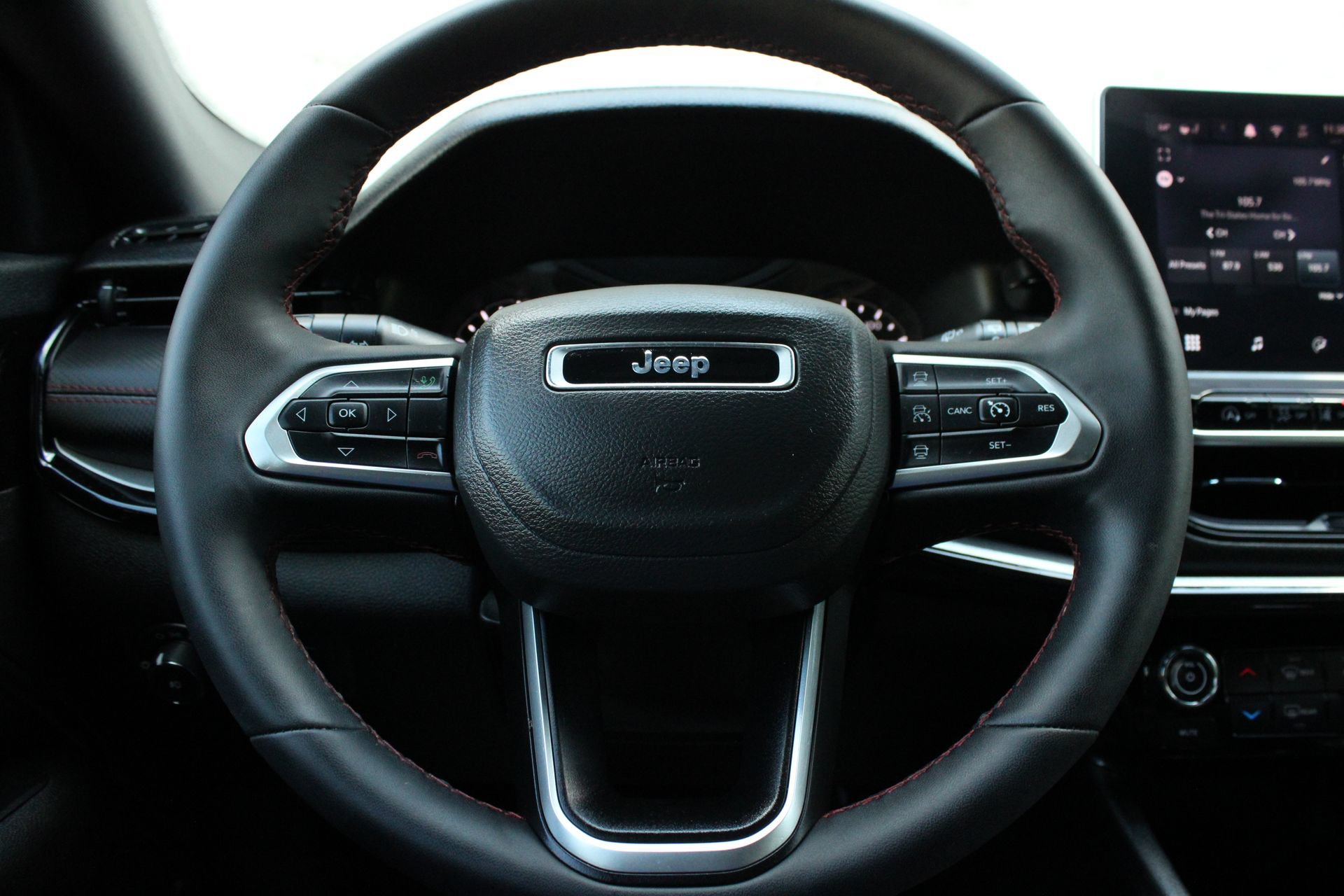 Used 2025 Jeep Compass Trailhawk w/ Trailhawk Convenience Group AWD/4WD image 31