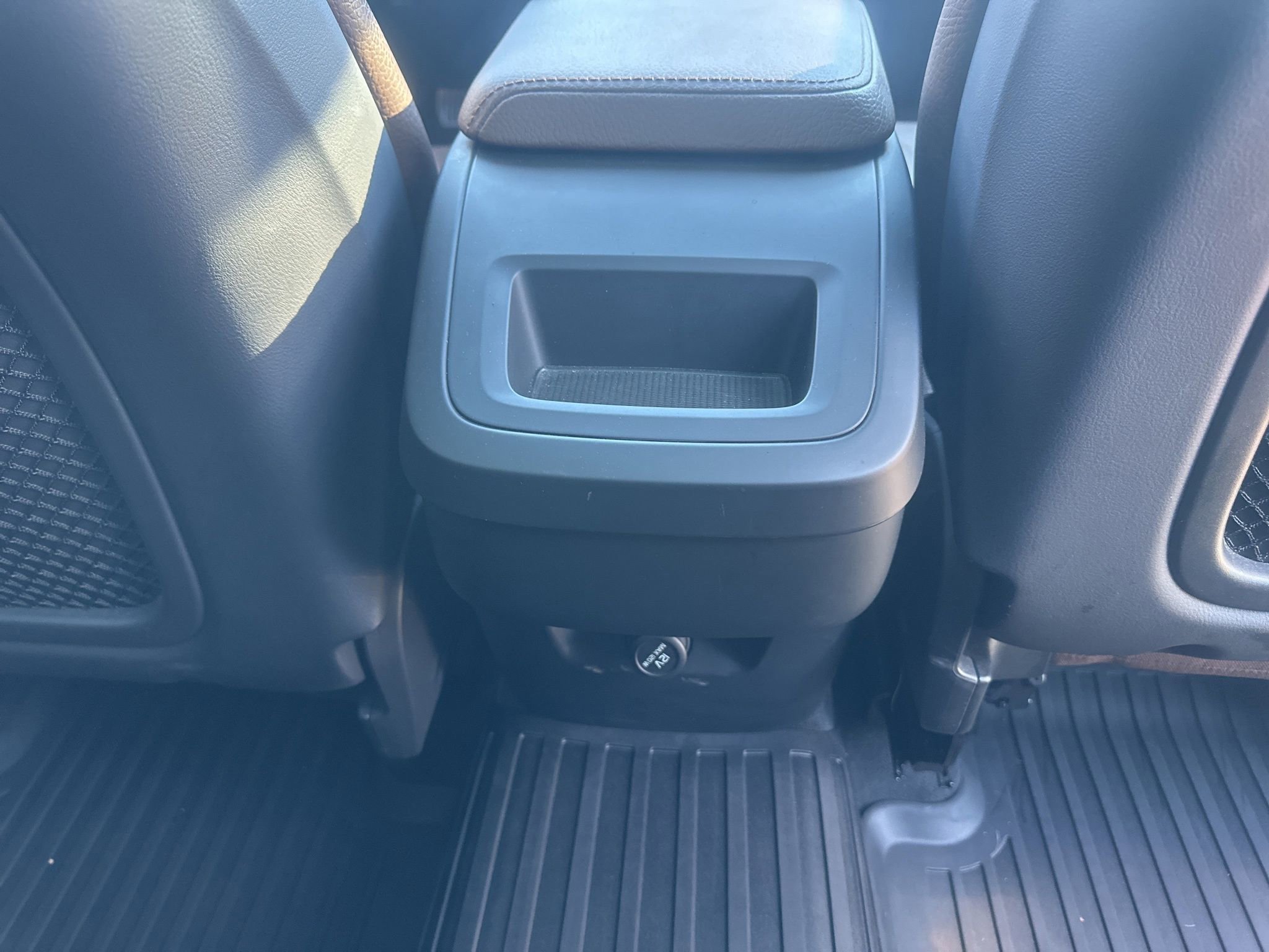 Used 2018 Volvo XC60 T5 Momentum w/ Convenience Package image 16