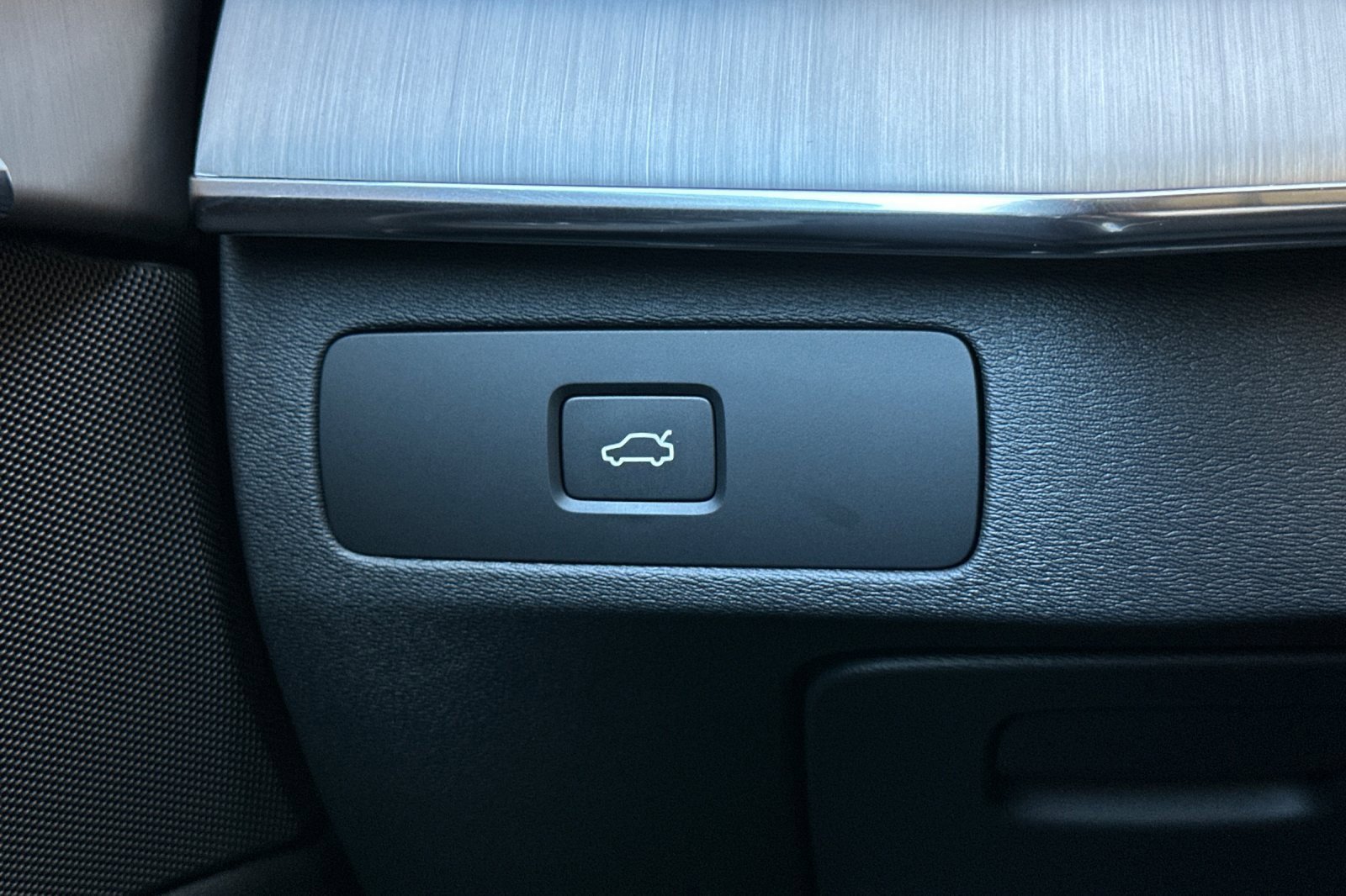 Certified 2025 Volvo XC90 B5 Core w/ Protection Package Premier image 32