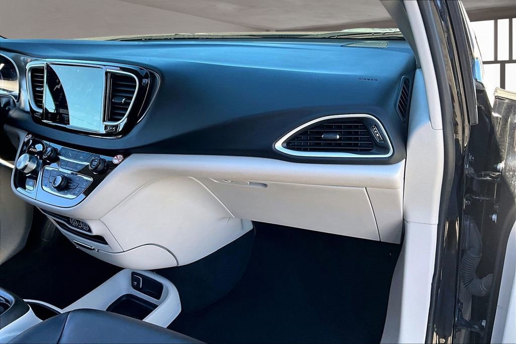 Used 2024 Chrysler Pacifica Touring-L image 27