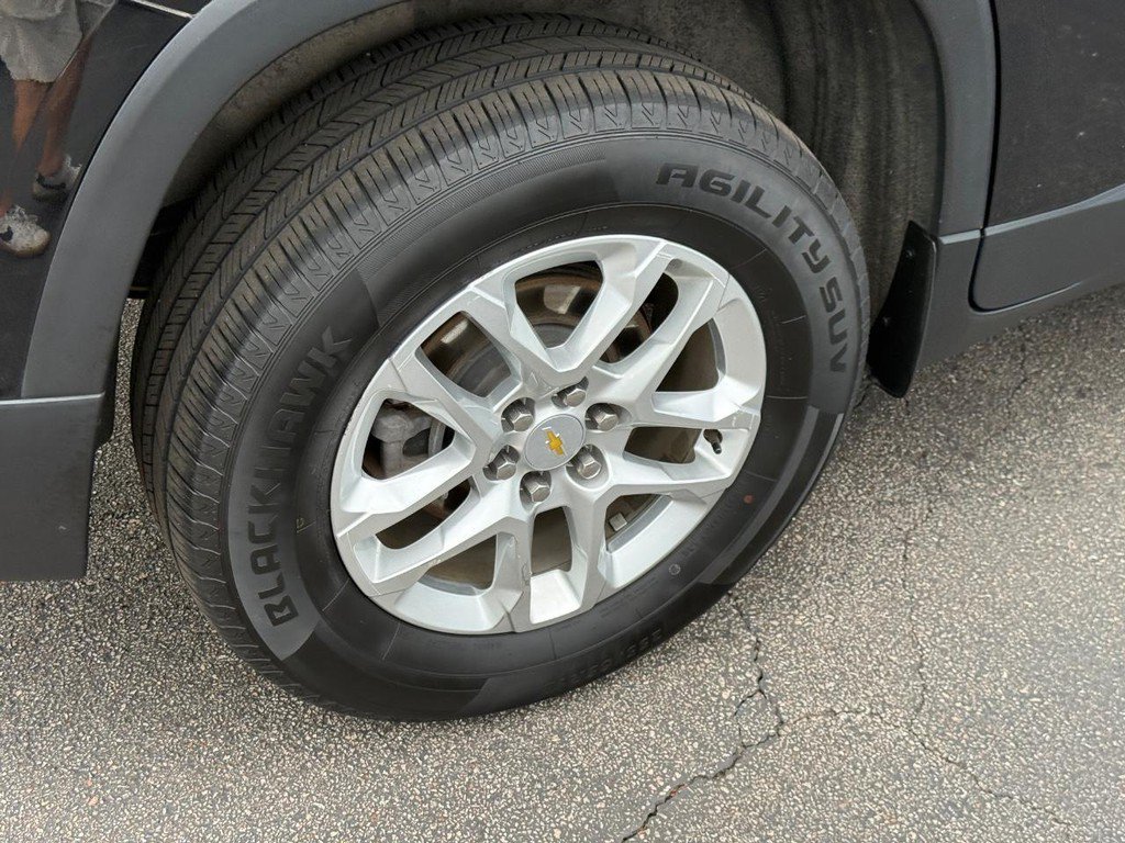 Used 2023 Chevrolet Traverse LS FWD image 9
