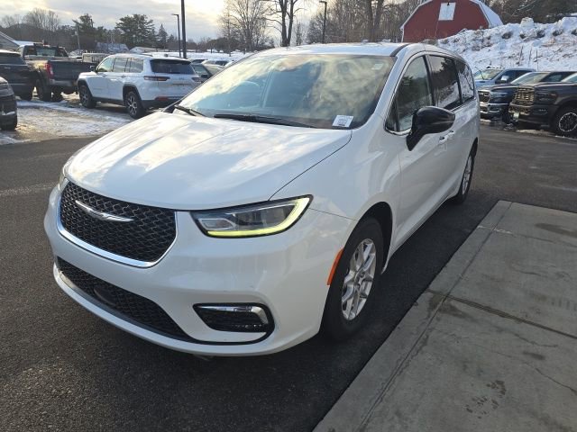 Certified 2024 Chrysler Pacifica Touring-L image 3