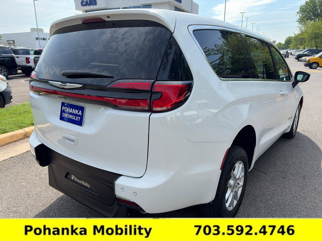 Used 2024 Chrysler Pacifica Touring-L FWD image 9