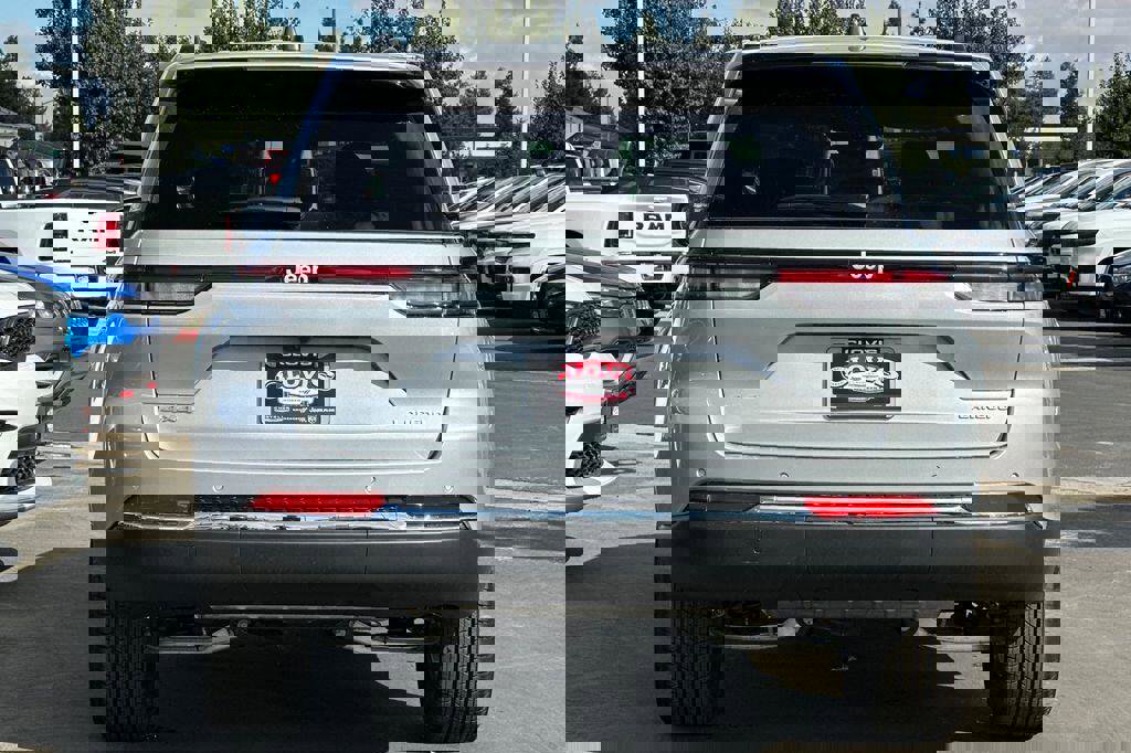 New 2025 Jeep Grand Cherokee Laredo X w/ Luxury Tech Group I image 5