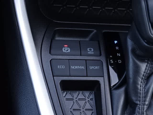 Certified 2025 Toyota RAV4 LE FWD image 32