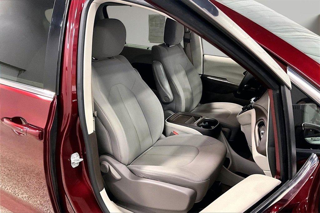 Used 2021 Chrysler Pacifica Touring image 29