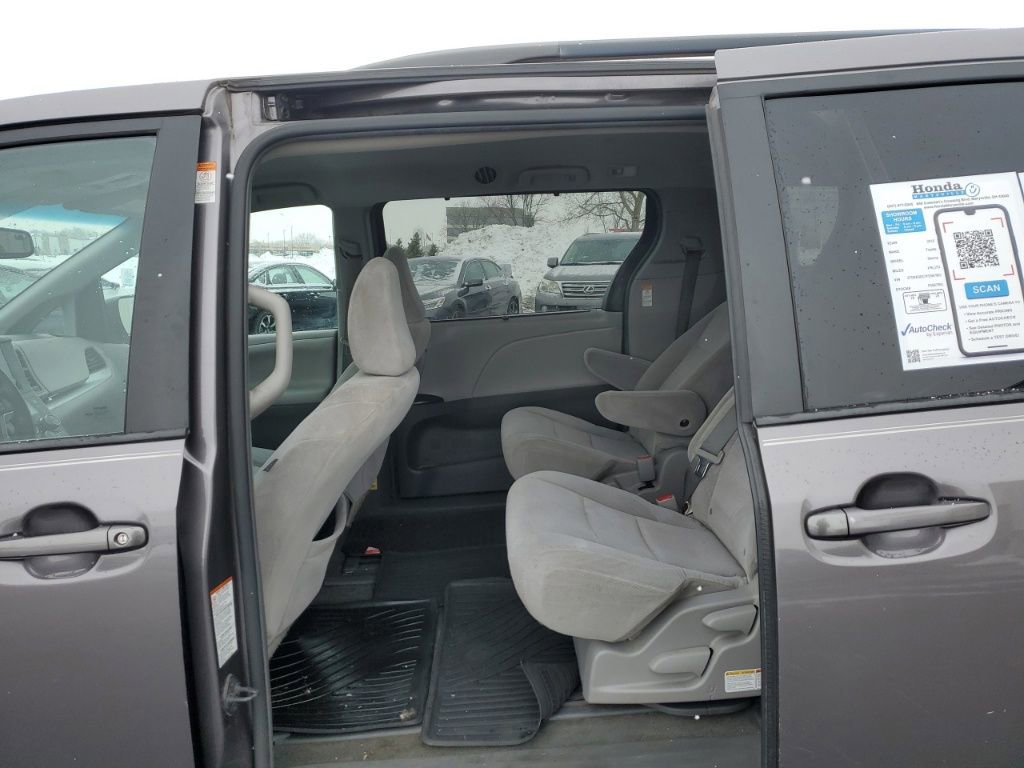 Used 2015 Toyota Sienna LE image 27