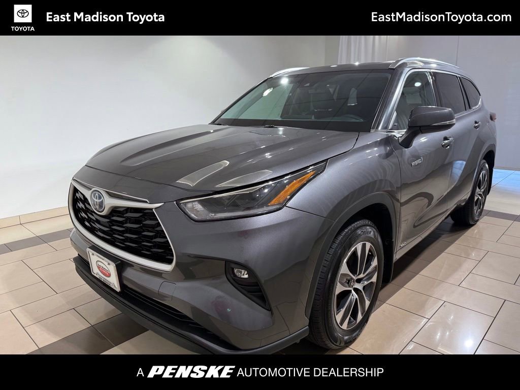 Used 2021 Toyota Highlander XLE AWD/4WD image 1