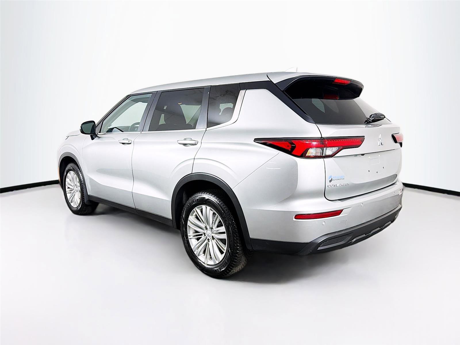 Used 2023 Mitsubishi Outlander ES AWD/4WD image 5