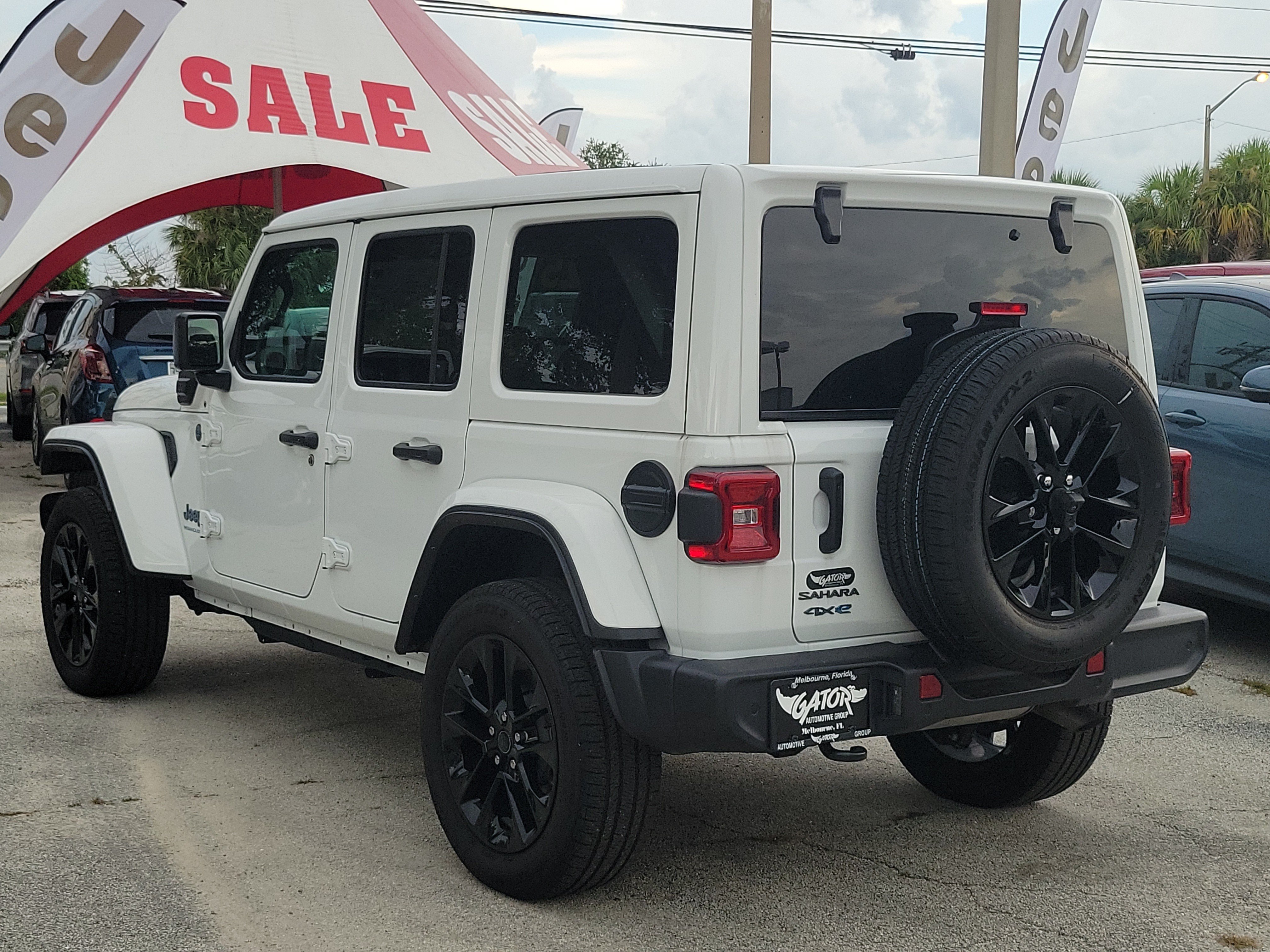 Used 2025 Jeep Wrangler Unlimited Sahara w/ Safety Group AWD/4WD image 3