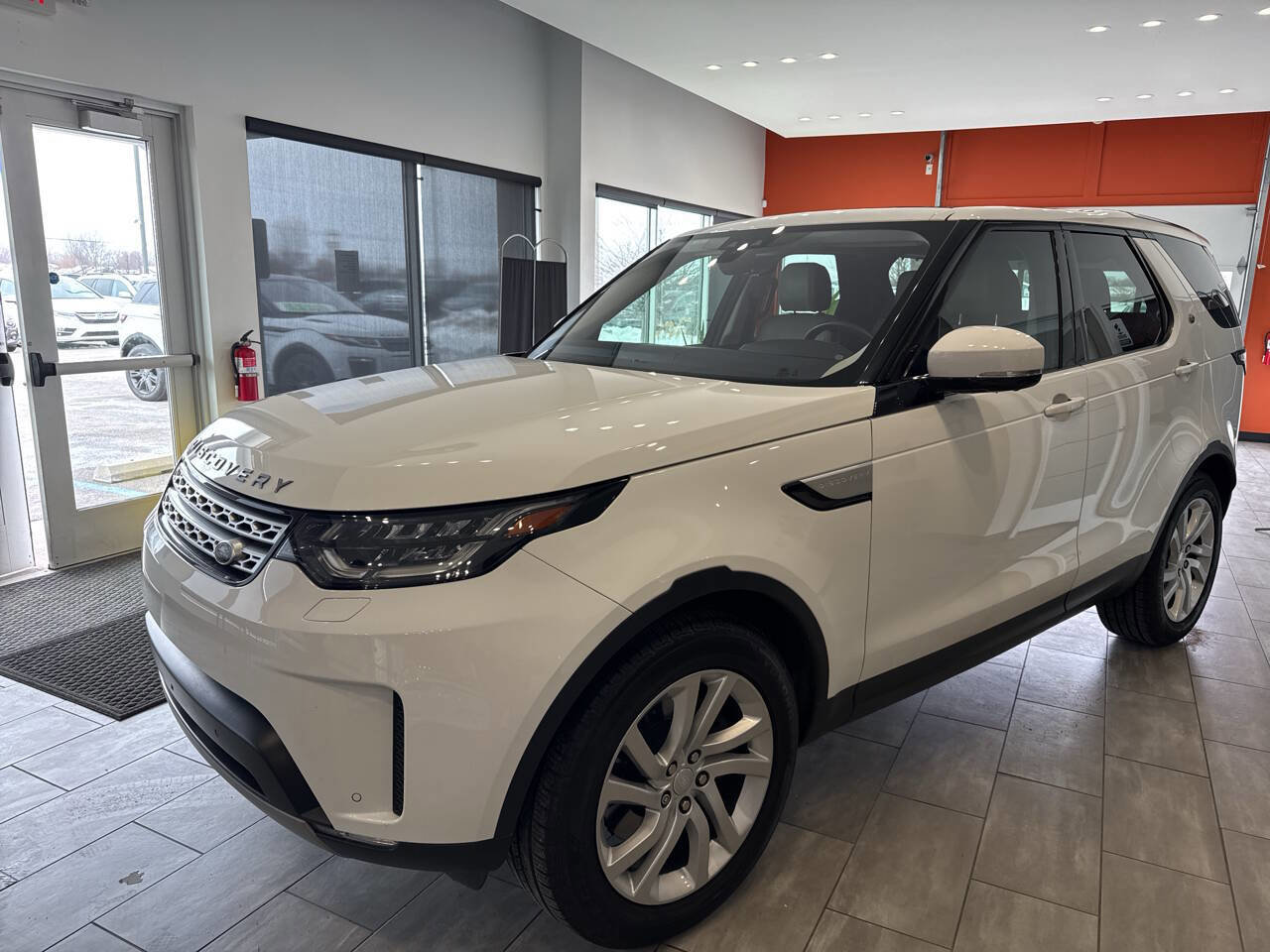 Used 2017 Land Rover Discovery HSE image 8