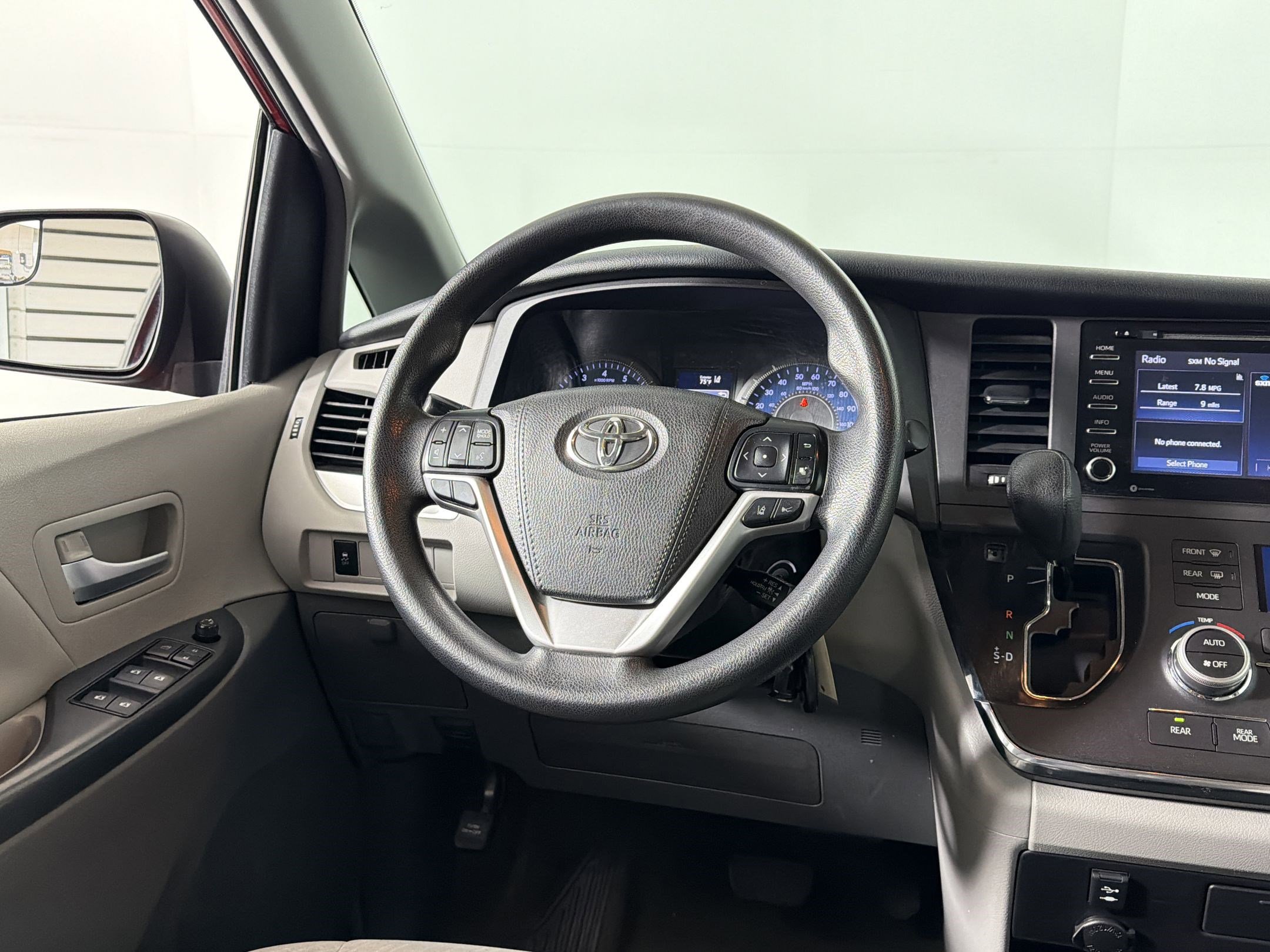 Used 2018 Toyota Sienna LE image 24