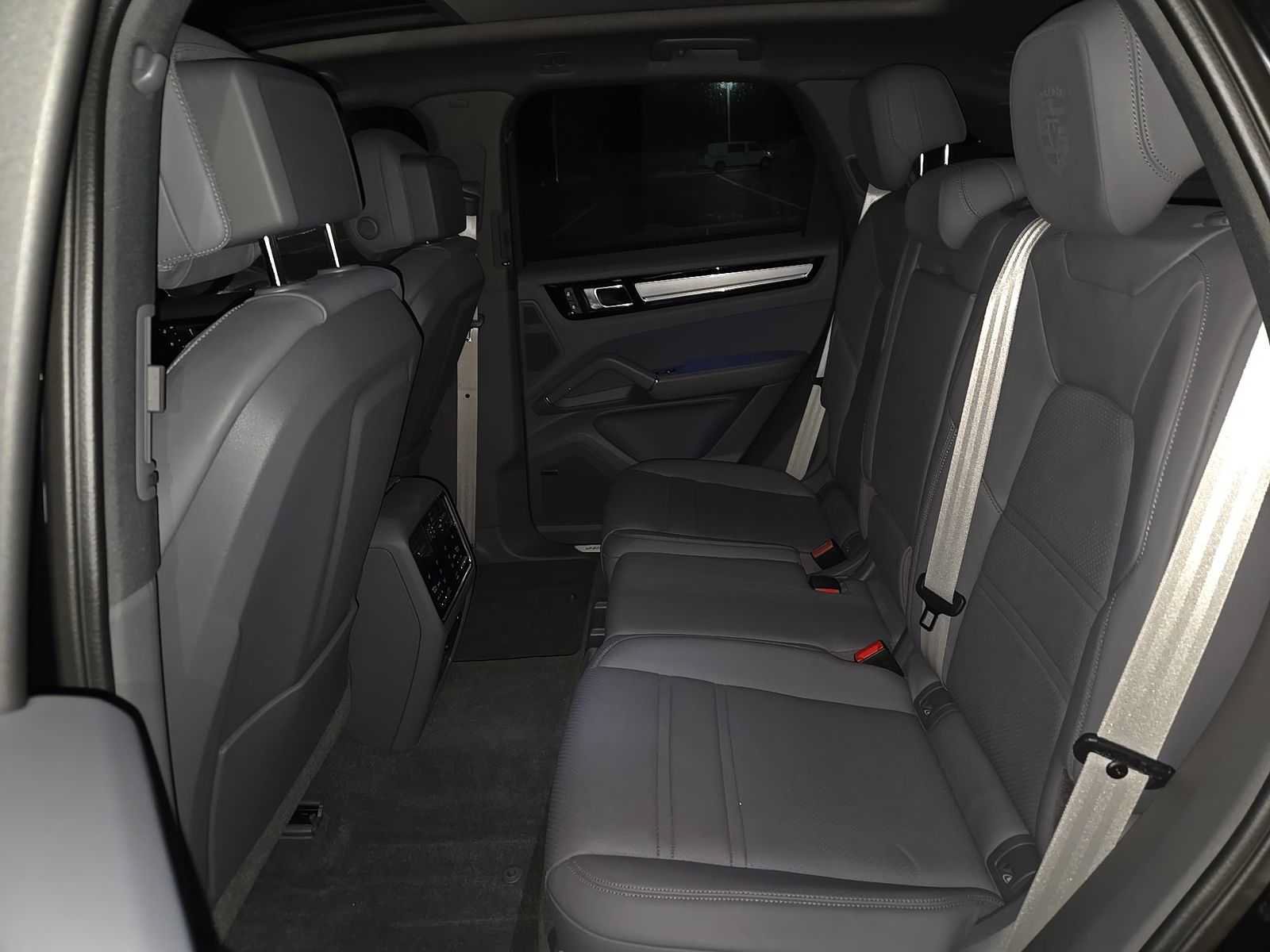 Used 2023 Porsche Cayenne Platinum Edition w/ Premium Package Plus AWD/4WD image 10