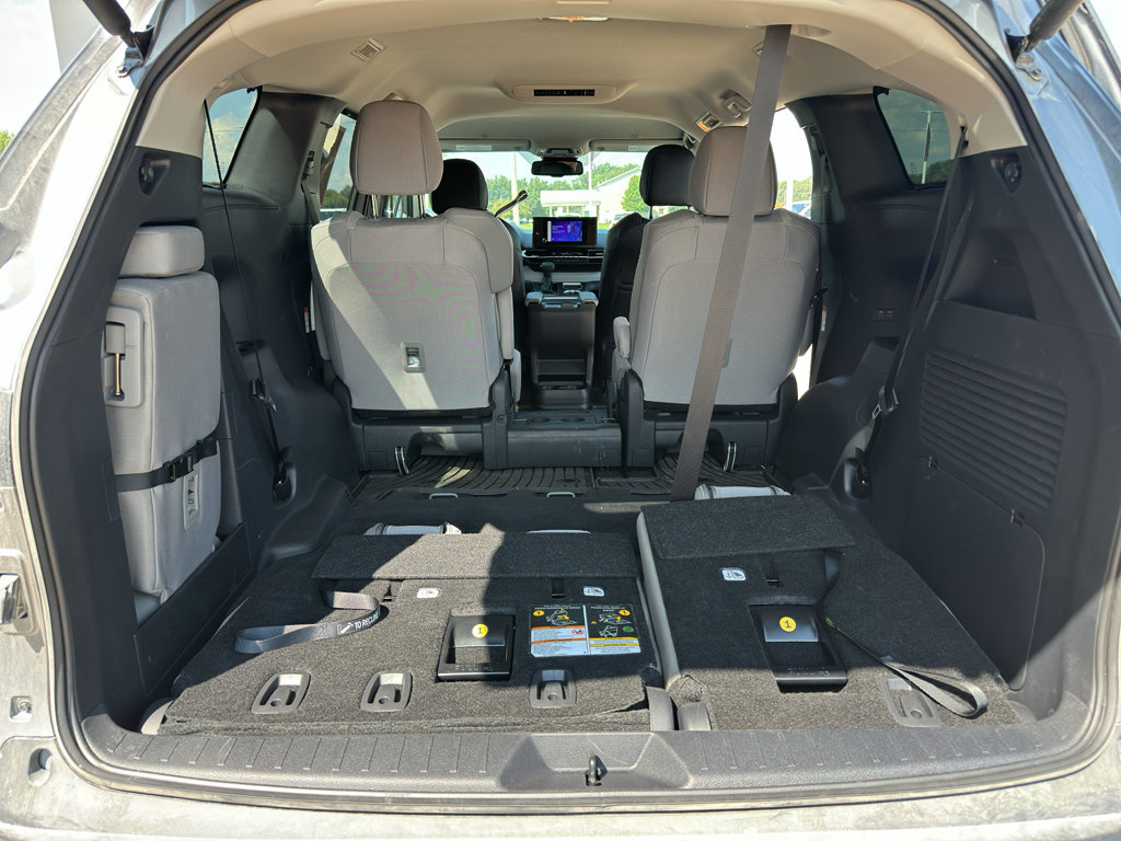 Used 2026 Toyota Sienna LE AWD/4WD image 5