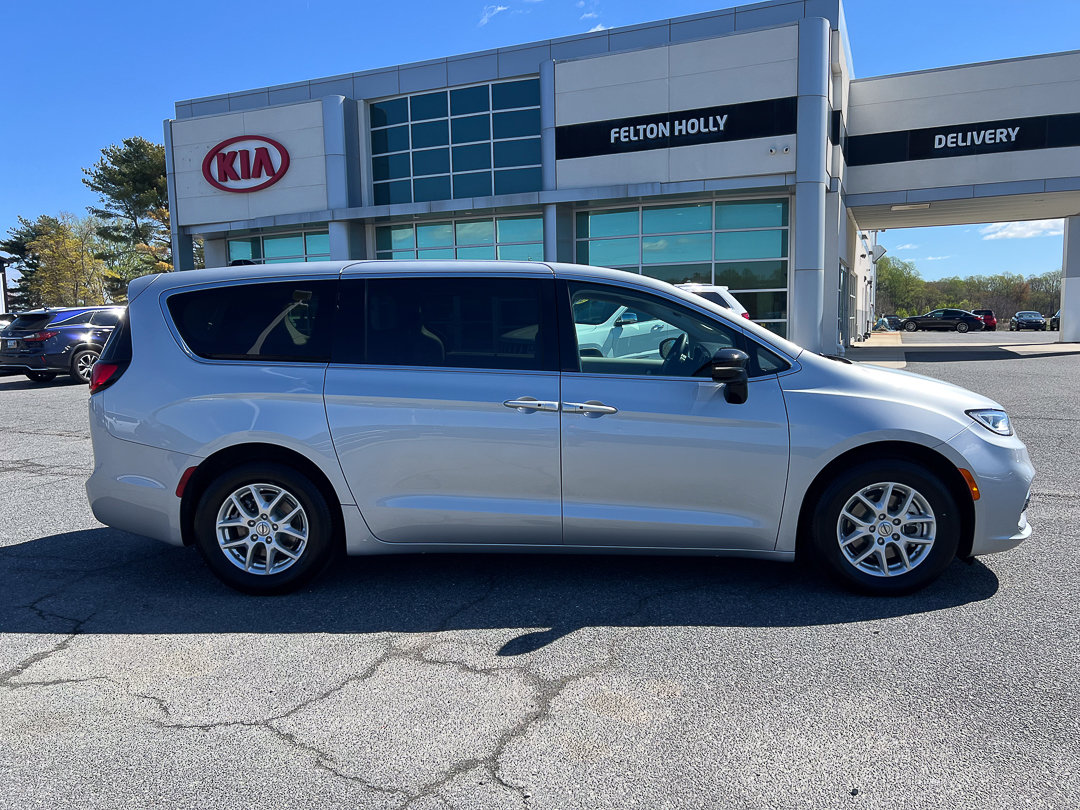 Used 2024 Chrysler Pacifica Touring-L image 12