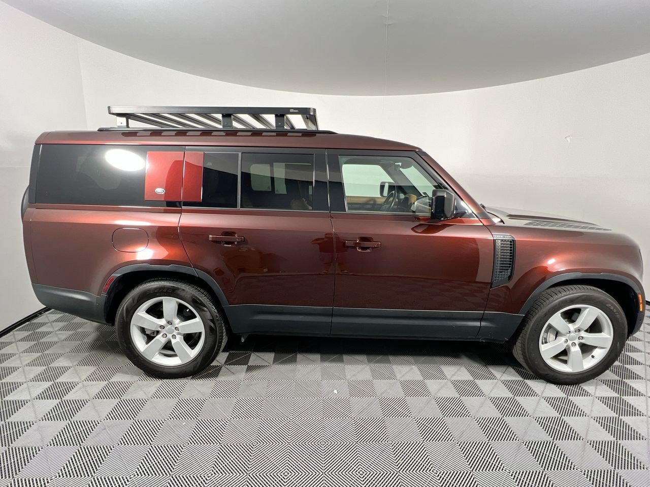 Used 2023 Land Rover Defender 130 SE AWD/4WD image 2