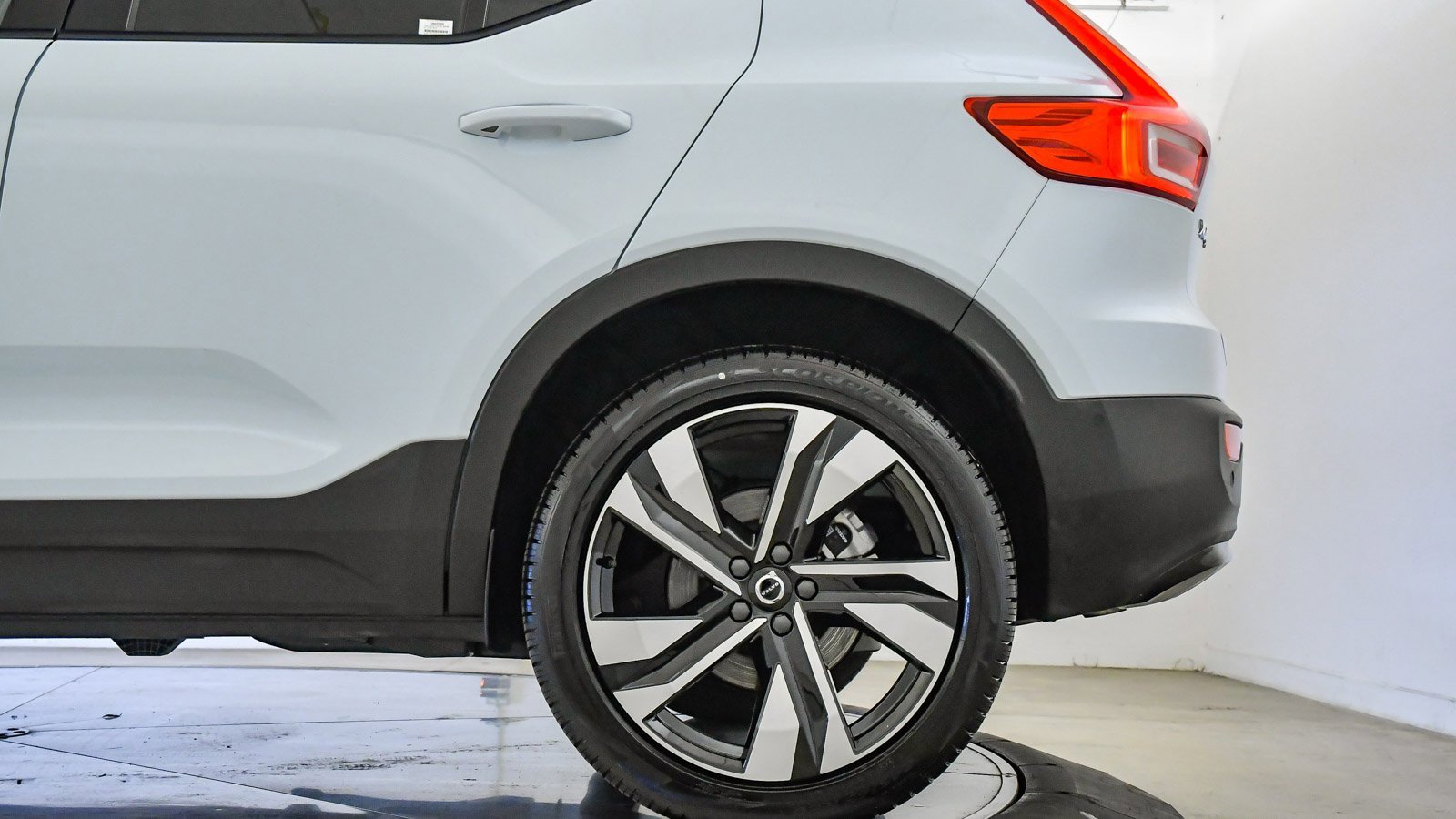 Certified 2025 Volvo XC40 B5 Plus w/ Climate Package image 11