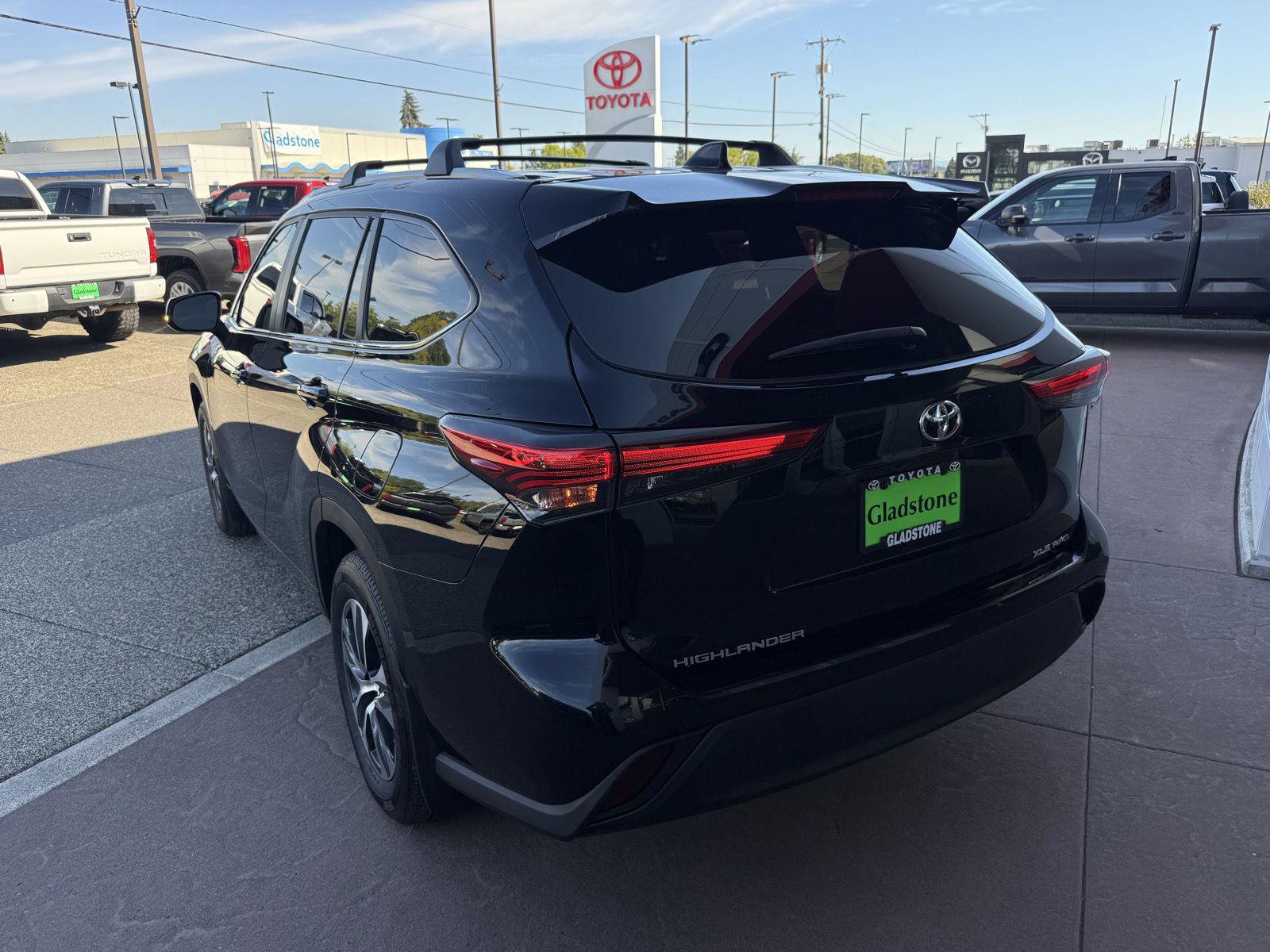 Used 2023 Toyota Highlander XLE AWD/4WD image 4