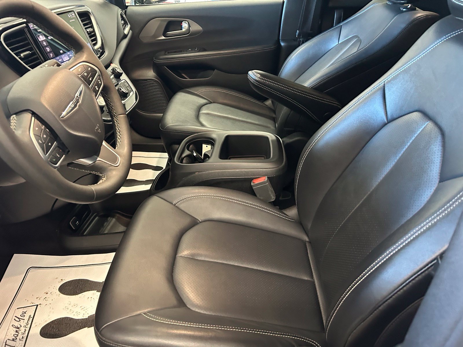 Used 2025 Chrysler Pacifica Select FWD image 14