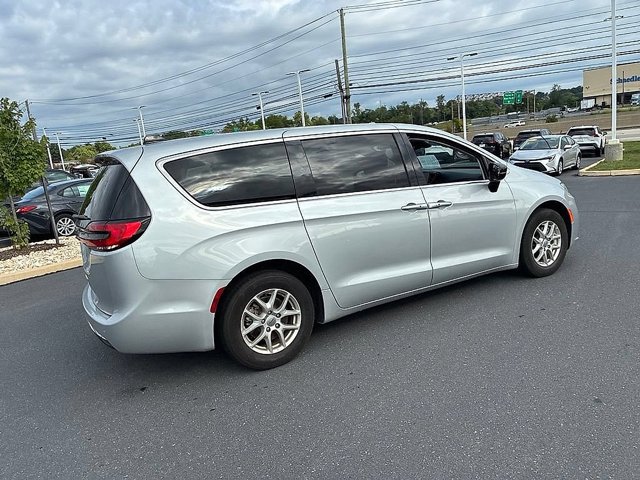 Used 2024 Chrysler Pacifica Touring-L FWD image 7