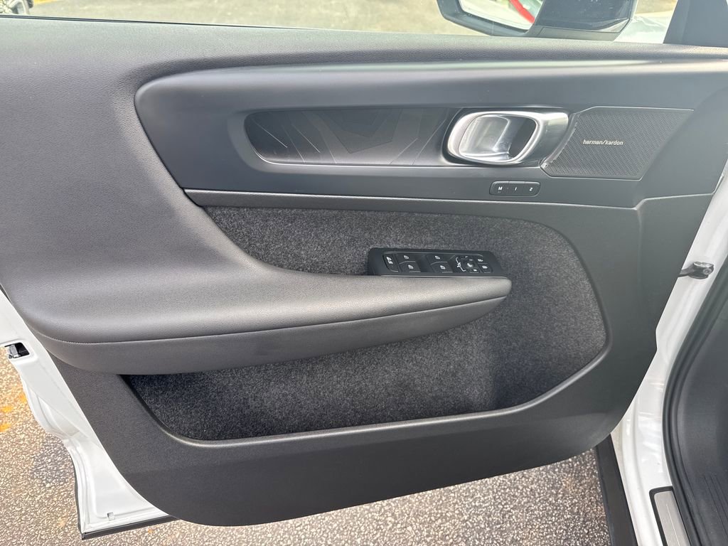 Certified 2023 Volvo C40 P8 Recharge Ultimate w/ Protection Package Premier image 13