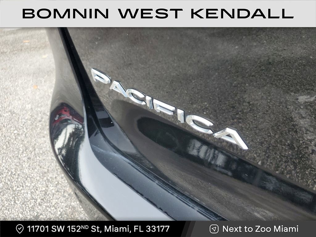 Used 2025 Chrysler Pacifica Select image 11