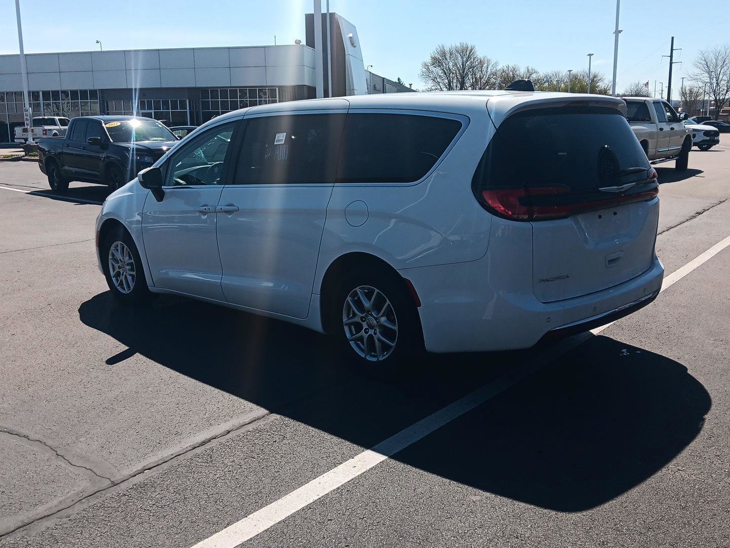 Used 2023 Chrysler Pacifica Touring-L FWD image 7