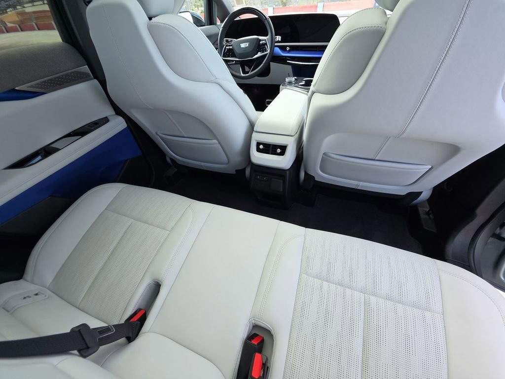 Used 2025 Cadillac Optiq Luxury 2 image 22
