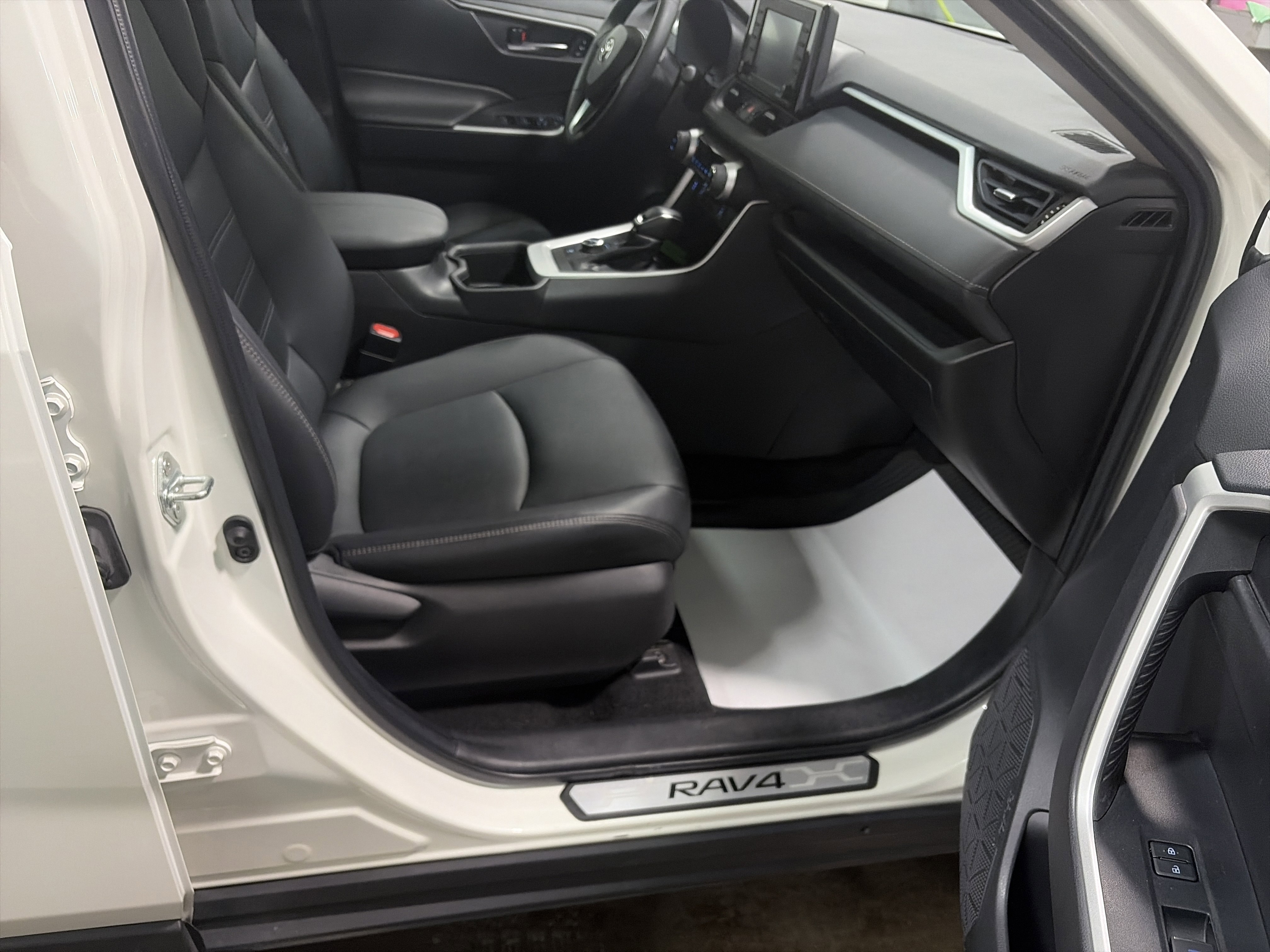 Used 2022 Toyota RAV4 XLE Premium image 33