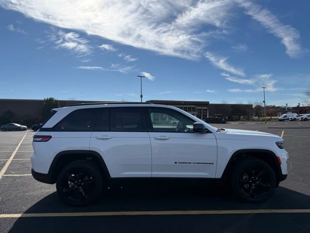 Used 2024 Jeep Grand Cherokee Altitude image 4