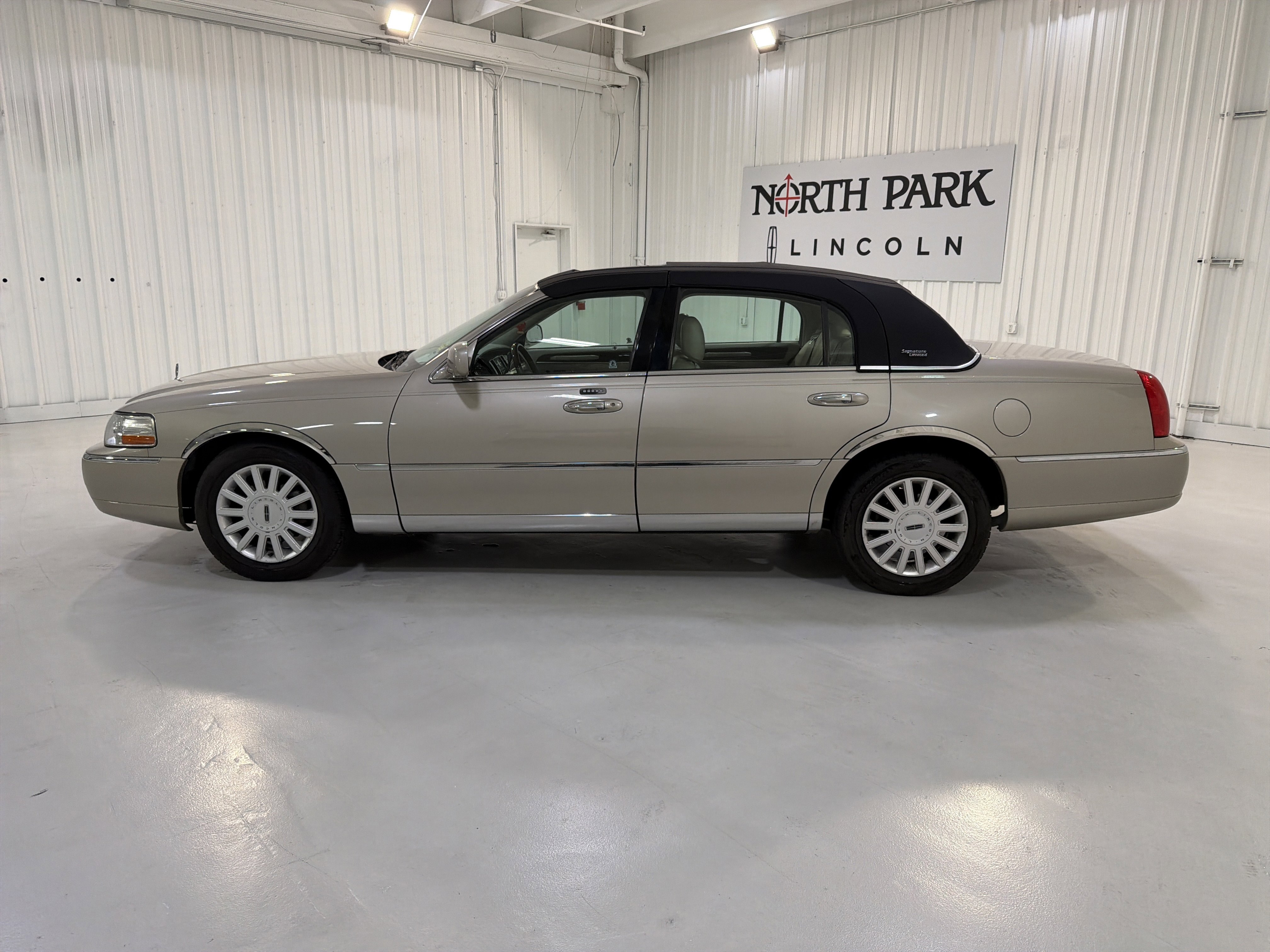 Used 2005 Lincoln Town Car Signature Limited image 2