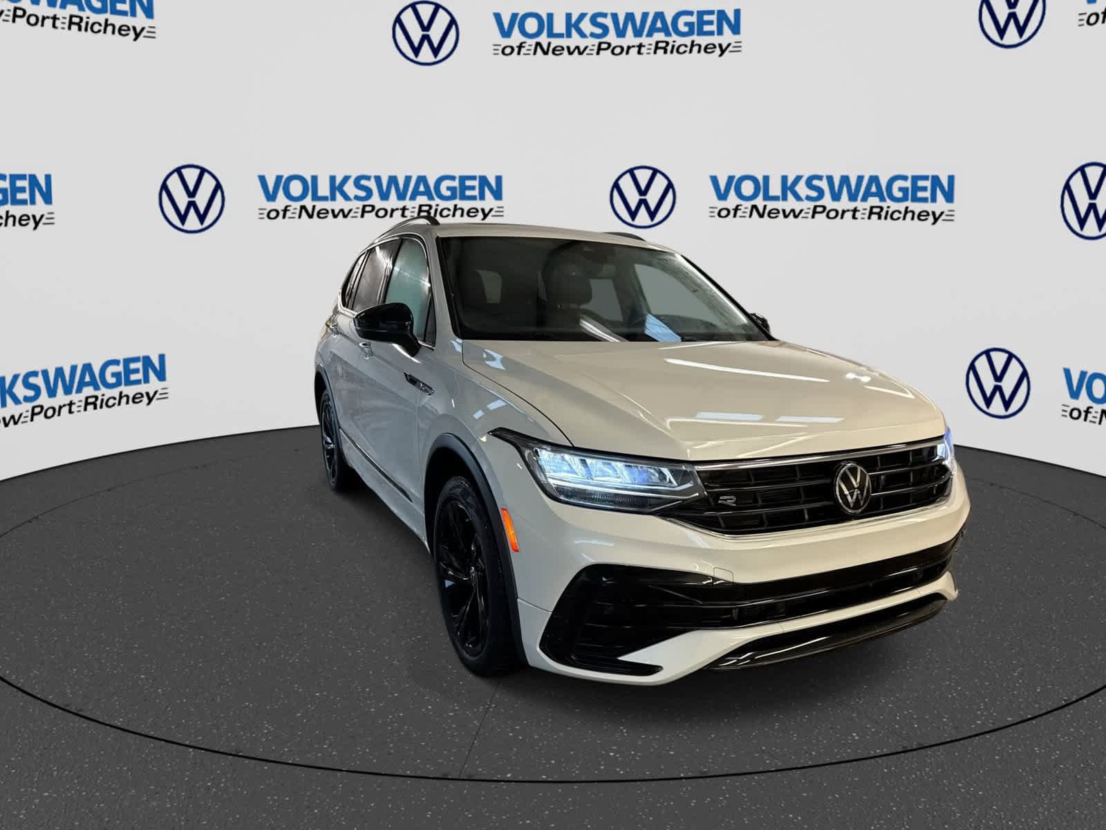 Used 2024 Volkswagen Tiguan SE R-Line FWD image 16