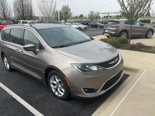 Used 2018 Chrysler Pacifica Touring-L w/ Tire & Wheel Group image 2