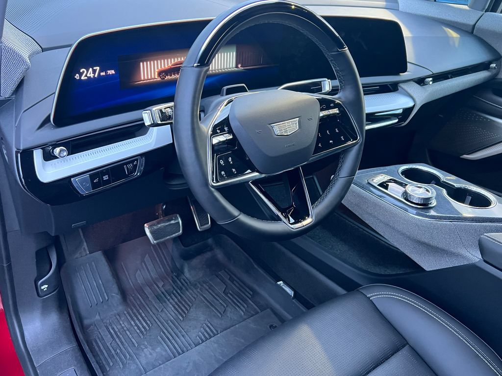 Certified 2025 Cadillac Optiq Sport 2 w/ LPO, Floor Liner Package AWD/4WD image 21