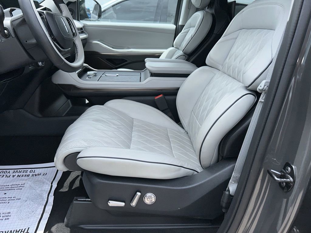 Used 2025 Lincoln Navigator L Black Label w/ Black Label Special Edition AWD/4WD image 8