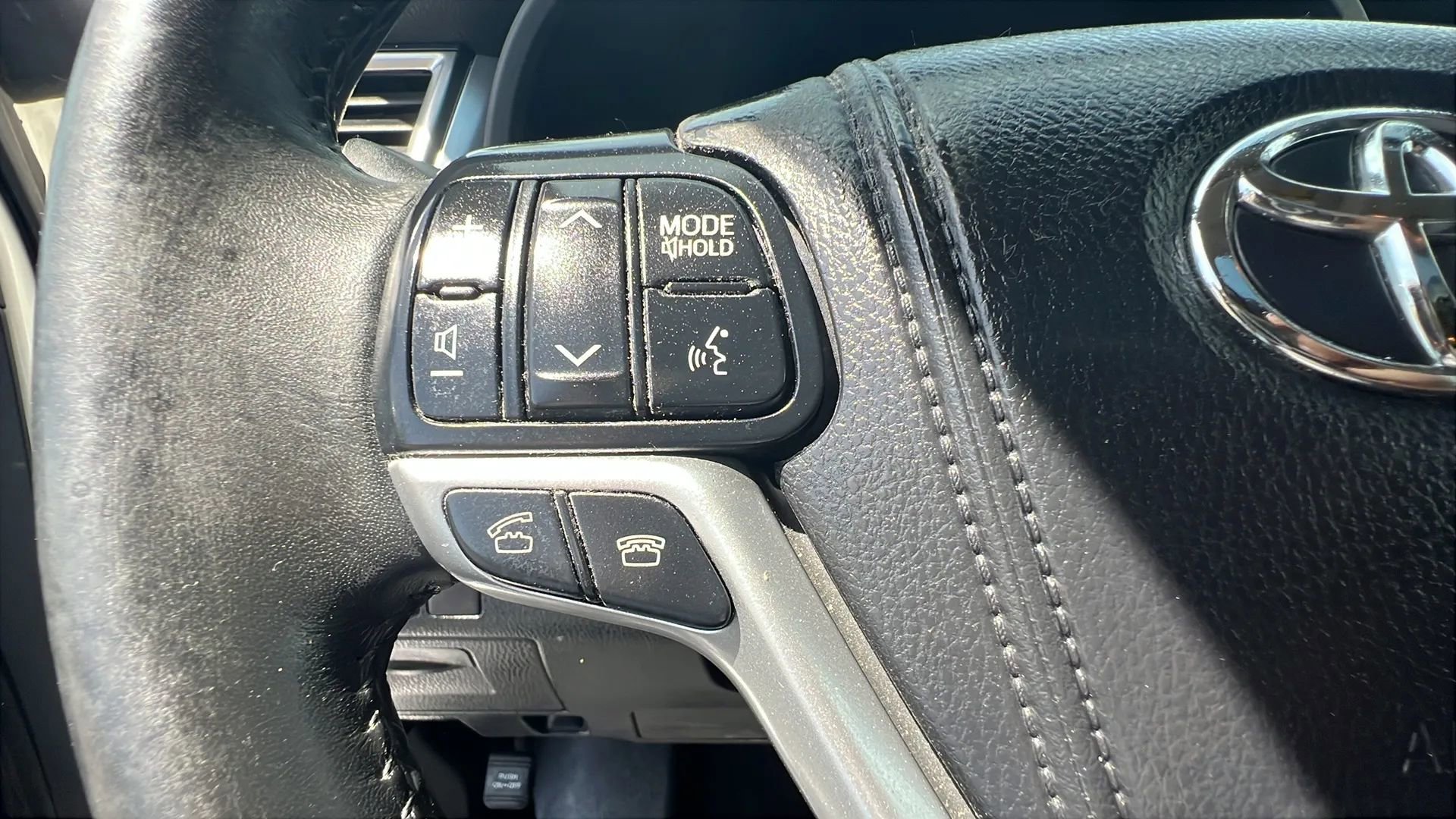 Used 2014 Toyota Highlander Limited w/ Driver Technology Package AWD/4WD image 23