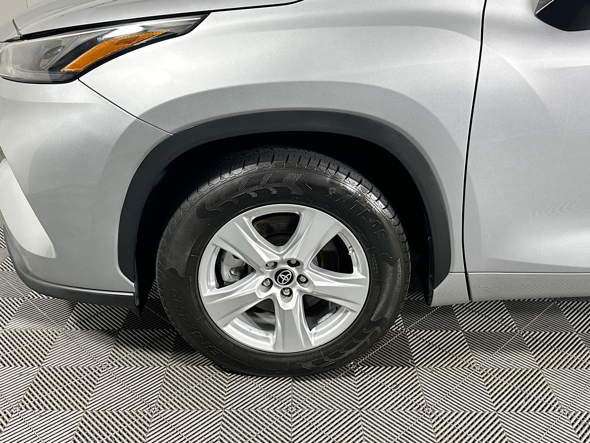 Used 2023 Toyota Highlander L image 11