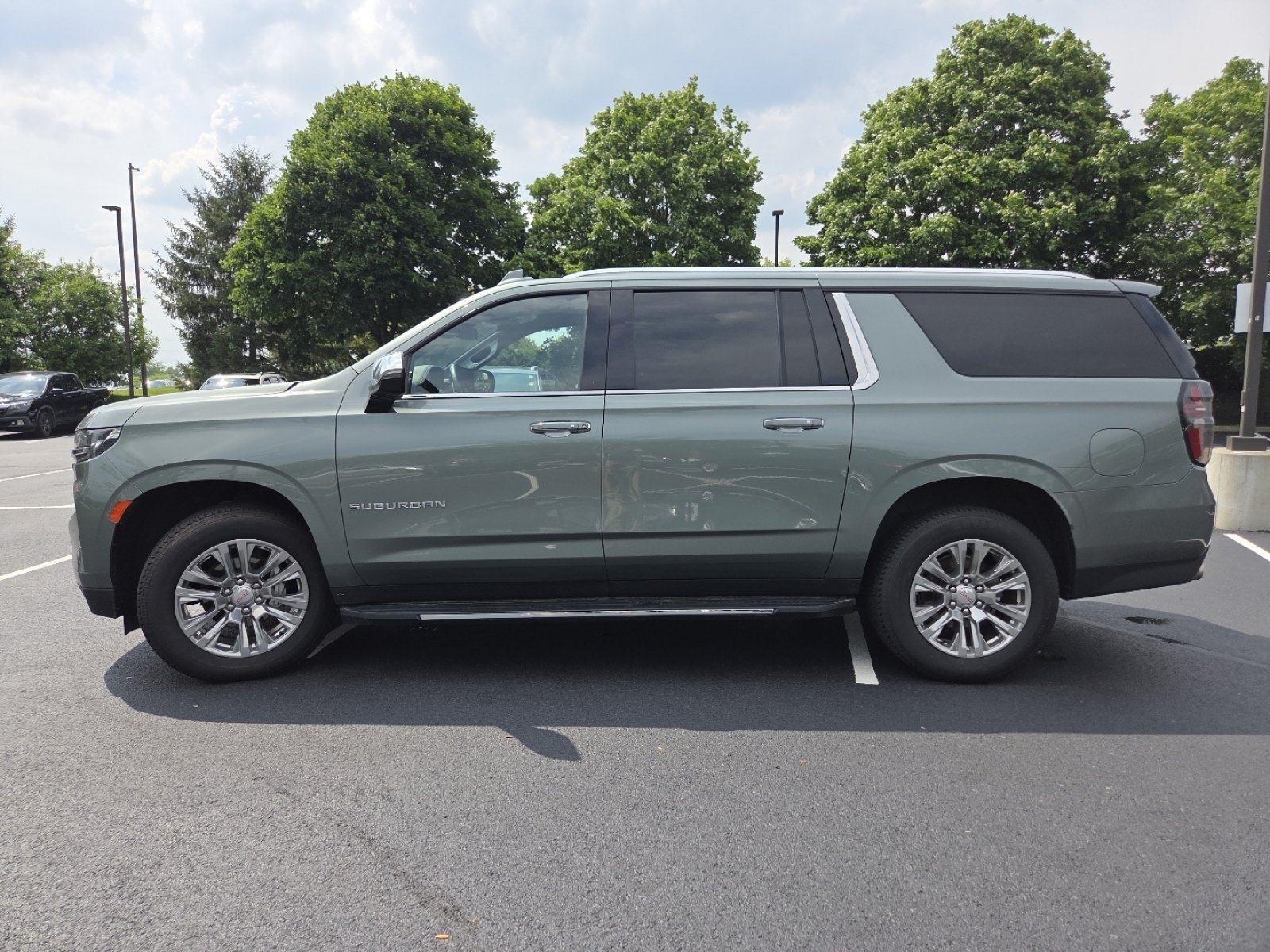 Used 2023 Chevrolet Suburban Premier AWD/4WD image 18