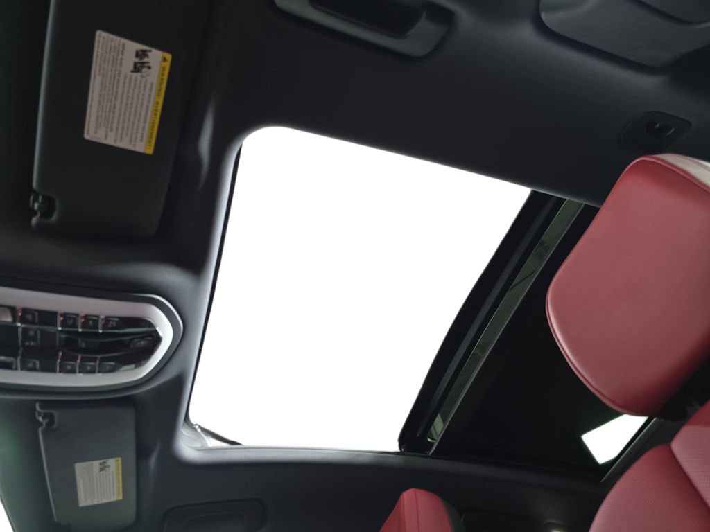 Used 2025 Porsche Macan image 28