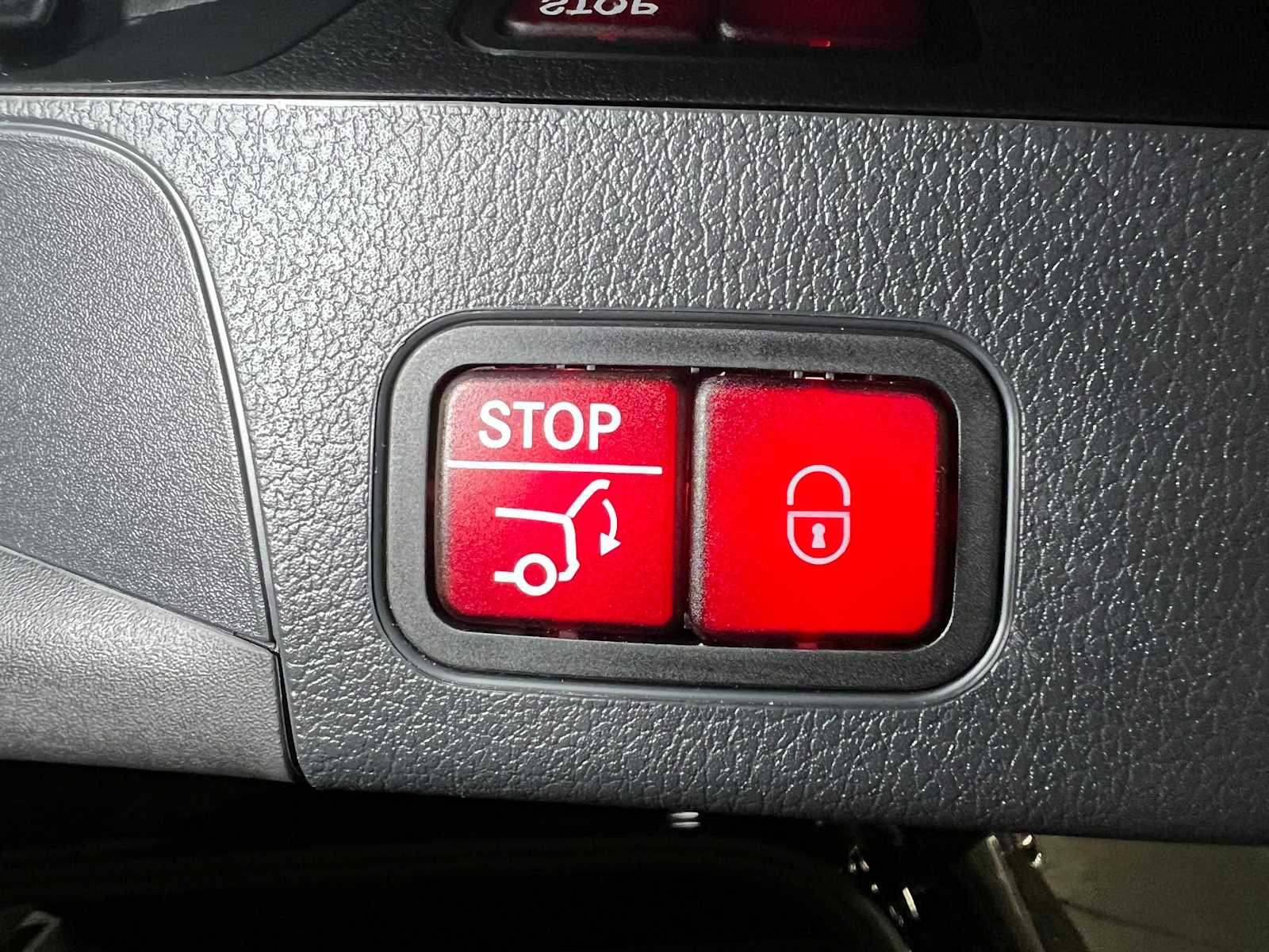 Used 2025 Mercedes-Benz GLB 250 4MATIC image 17