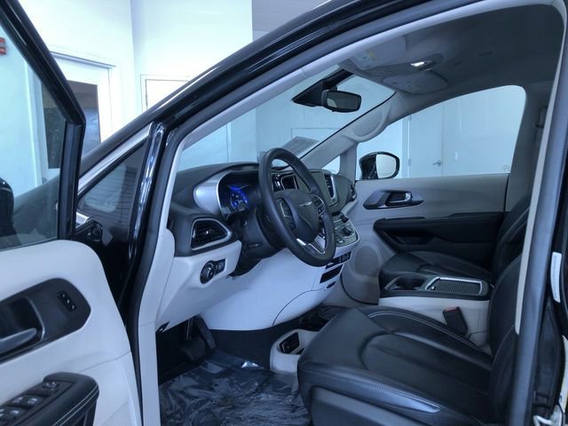 Used 2024 Chrysler Pacifica Touring-L image 11