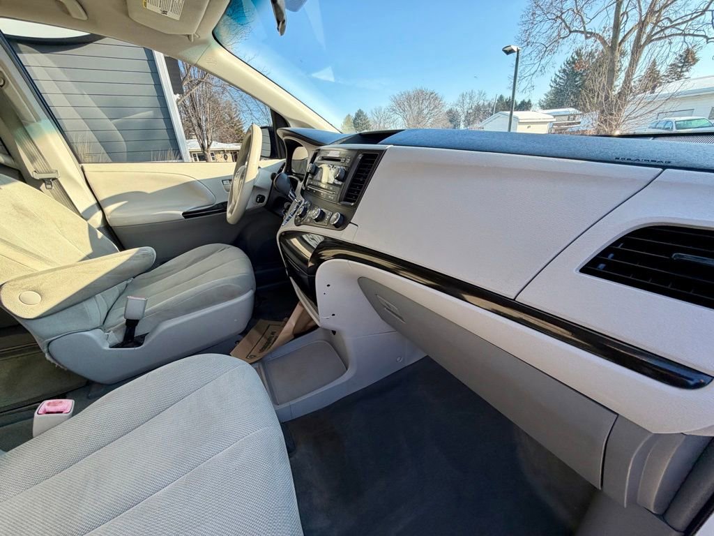 Used 2014 Toyota Sienna L image 21