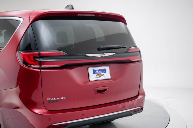 Used 2025 Chrysler Pacifica Select image 4