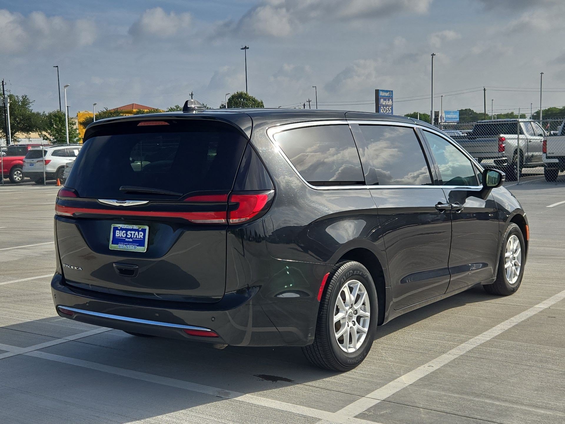 Used 2023 Chrysler Pacifica Touring-L FWD image 3