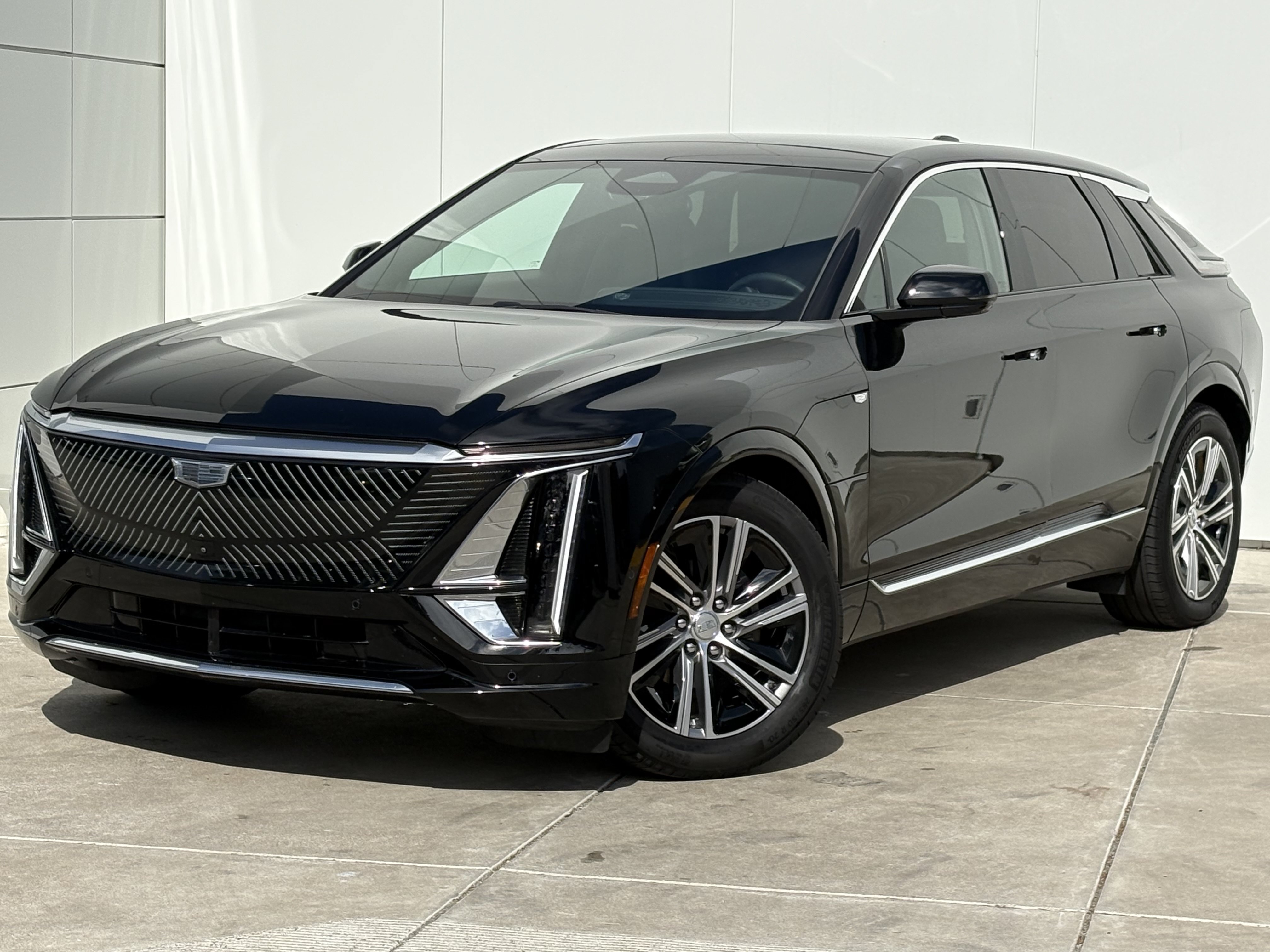 Used 2024 Cadillac Lyriq Luxury RWD image 2
