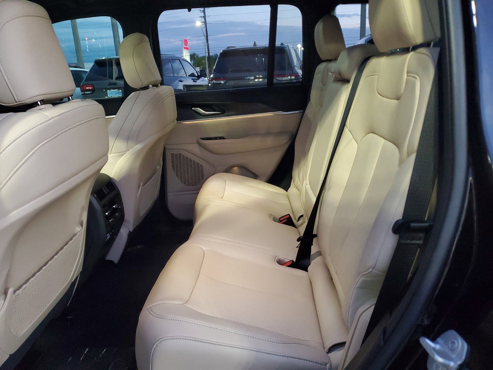 New 2025 Jeep Grand Cherokee Limited w/ Luxury Tech Group II image 10