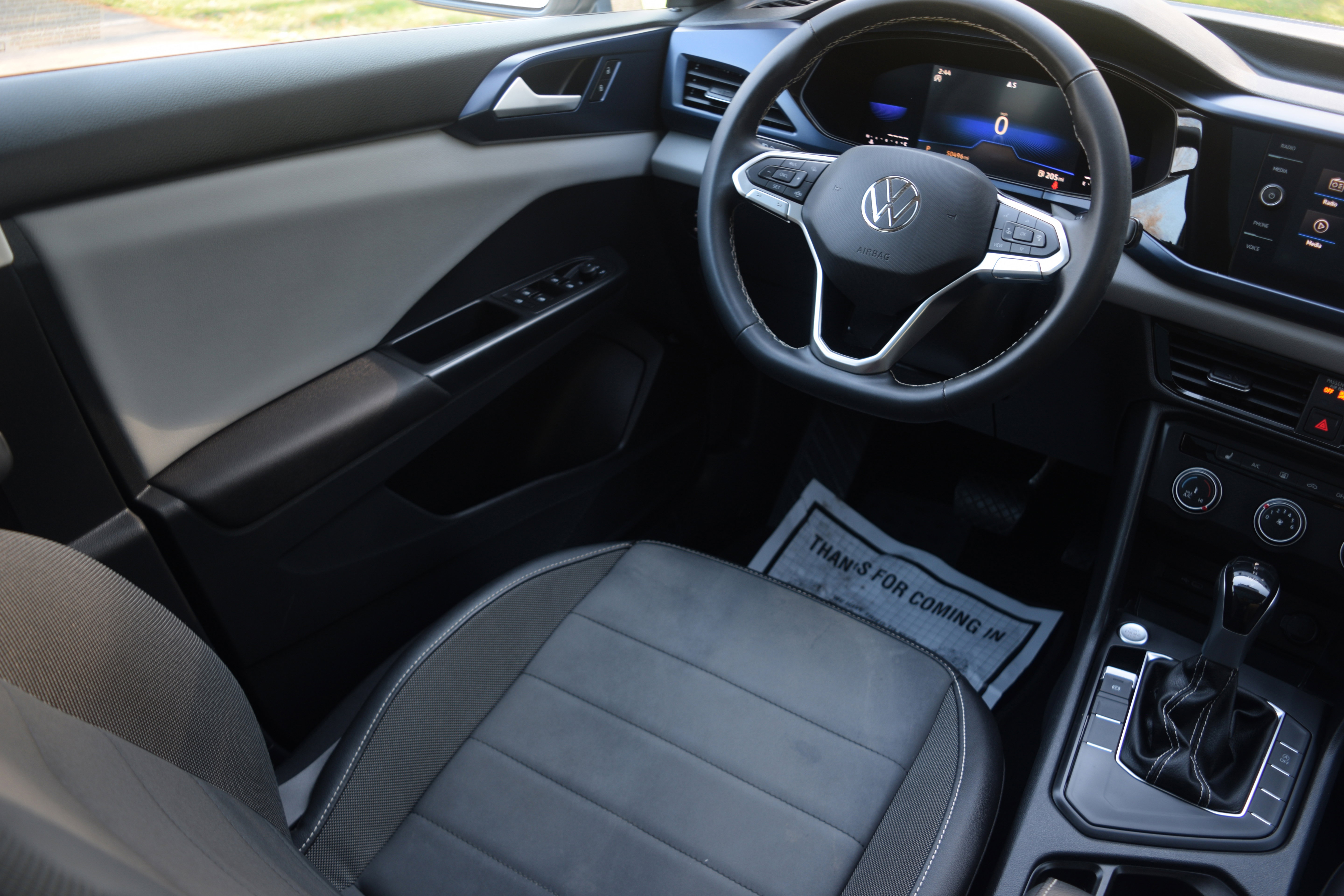 Used 2022 Volkswagen Taos SE w/ Panoramic Sunroof Package image 2