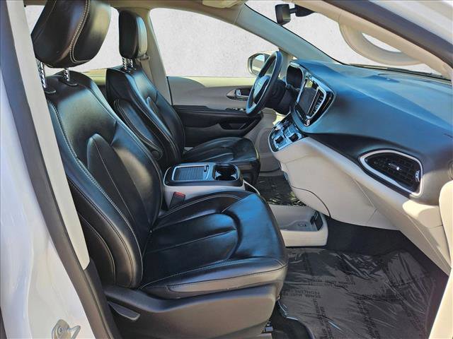 Used 2023 Chrysler Pacifica Touring-L image 26