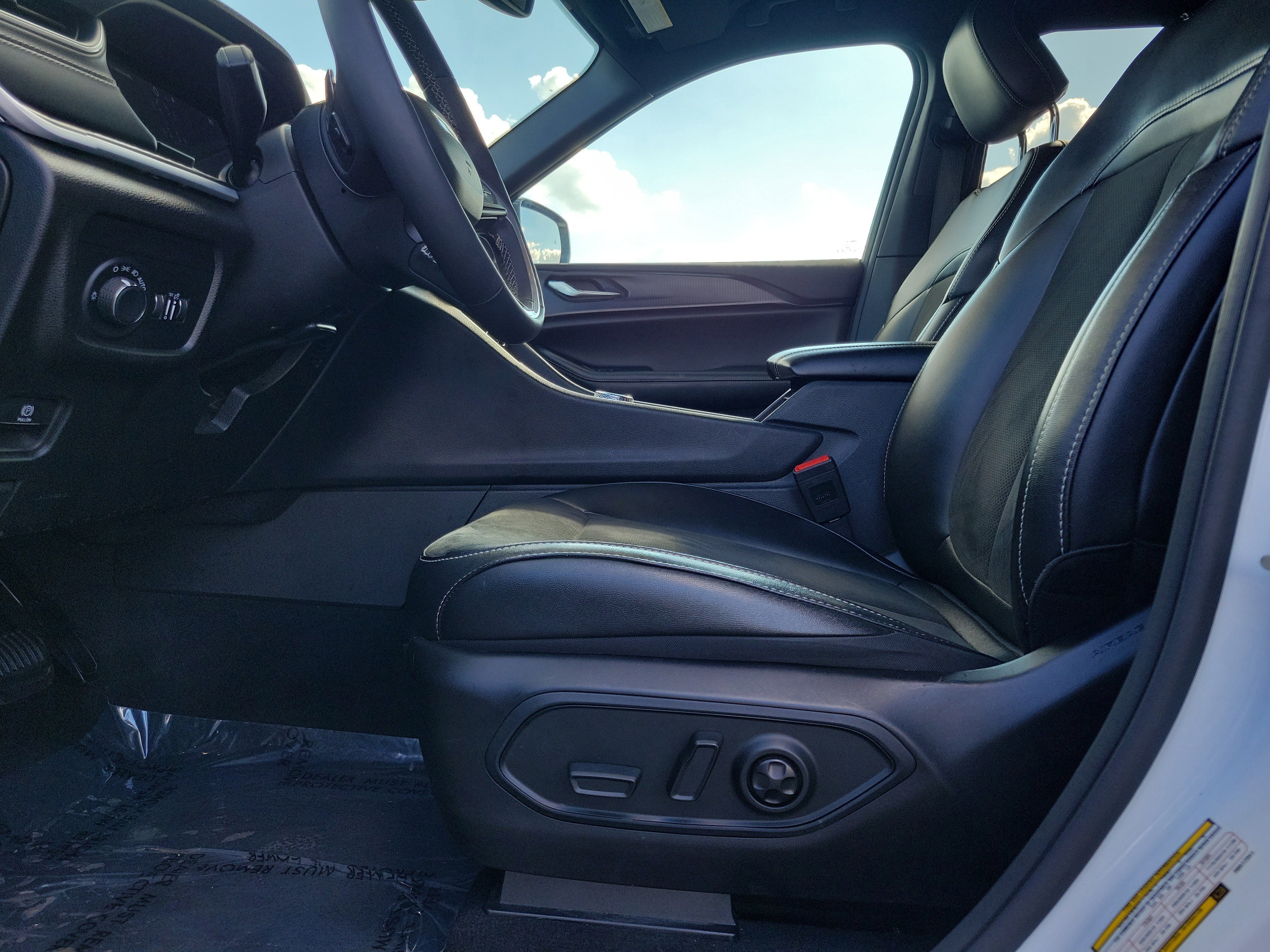 Used 2024 Jeep Grand Cherokee L Laredo image 16