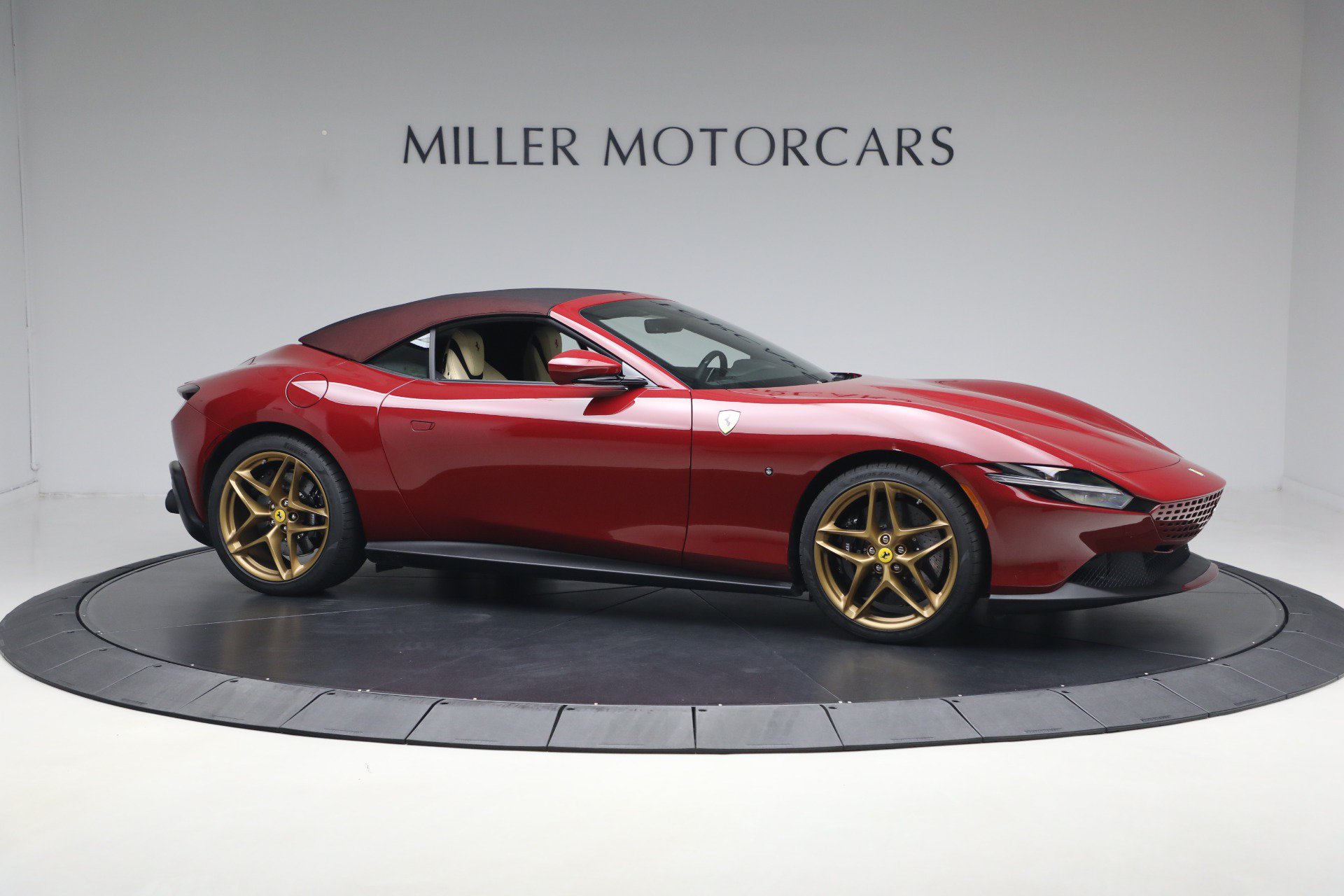 Certified 2025 Ferrari Roma Spider RWD image 34